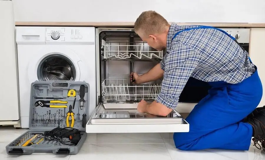 Karabağlar Viessmann servisi teknisyen ekibi beyaz eşya tamiri yaparken
